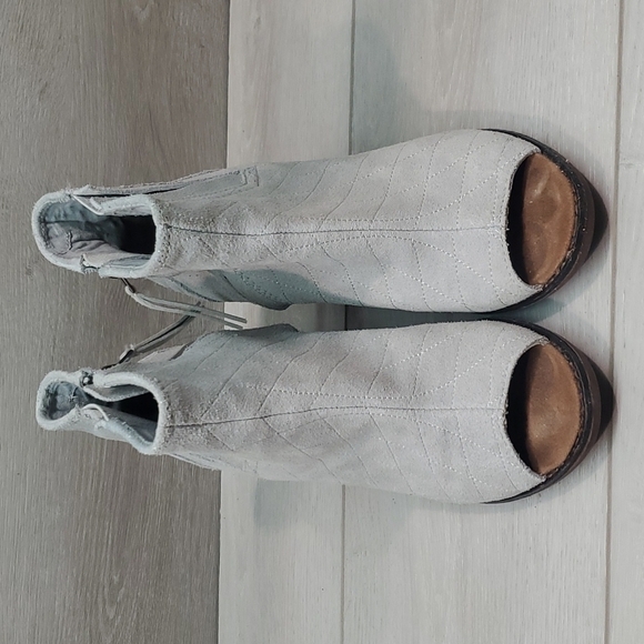 Toms Women Ankle Suede Block Heels Peep Toe Shoes boots sz 7 - Picture 4 of 15